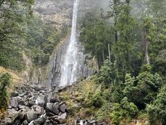 拝所から見た那智の大滝です。雨が降ったので水量が多いです。