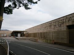 夏に来た時は、電車とバス利用だったので、エントランスから美術館本館まで長い（総延長200ｍ）エスカレーターに乗りながら上がってきたのですが、今回は車で来たので3Fの入り口から入場。