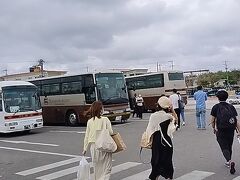 小浜港に着くと、送迎のバスが待っています。
この日ははいむるぶしのバスが3台いたと思います。
15時過ぎなので、ホットタイムなんですね