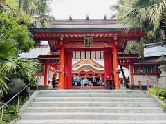 参道を歩くと見えてくるのは青島神社。

神門の扁額、鴨就宮(かもつくみや)