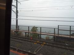 東海道本線の車窓。当日は雨模様でした。