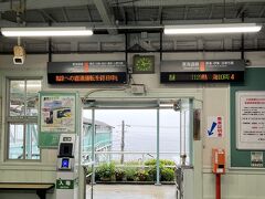 東海道新幹線で小田原駅を経由し、根府川駅到着ー。無人駅です。基本タクシーなどもいない小さな駅なので、利用時はあらかじめタクシーを予約するか宿に頼むのが良いです。