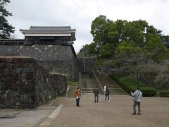 さあ松江城へ登城しなくちゃ！階段を上ります。