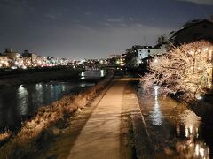 四条大橋から見た鴨川です。桜がライトアップされ映えています。
桜の季節が終われば、すぐに川床が設置されます。