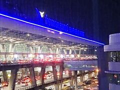 ＰＭ８時４０分。スワンナプーム国際空港に到着。

隣の中米のおっさんが、移動中、デカい声で電話ばかりしてて、一睡もできずで半分切れかけそうになりました。

