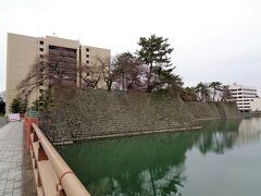 駅近くに福井城址があって、今は天守閣でなく県庁が建っていた。