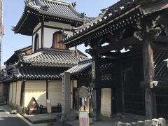 称念寺（しょうねんじ）。浄土真宗本願寺派の寺院。国指定重要文化財の一つ。
現在は宗派としては文化庁の宗教年間には宗派等は登録されていないが、かつては一向宗のお寺であった。

今井町は称念寺を中心に「寺内町」として発展した。