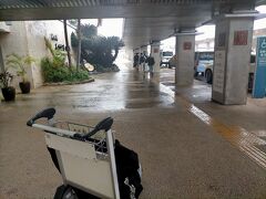 石垣空港に到着、外は雨です
荷物が流れてこないなぁと思ったら呼び出しがあり、別途自転車をゲット
雨が収まるまでしばらく空港でまったりしてから、バスで移動