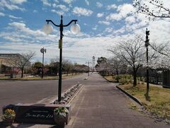 続いてやって来たのはこちら。「フローラルガーデンよさみ」。
かつての依佐美送信所の一部を利用して作られた公園です。