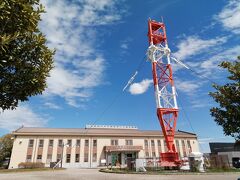 そして公園内の一画にある「依佐美送信所記念館」。
これです。この鉄塔を見に来たんです。
そもそも、依佐美送信所とは欧州との無線通信を行うために作られた世界最大級の無線通信所で、1929年に運用開始。太平洋戦争開戦の暗号「ニイタカヤマノボレ」を送信した送信所としても知られています。戦後は一時期米軍に接収されましたが、役目を終えた施設は2006年に解体完了。特徴的だったのは高さ250mの鉄塔8基。実は当時、15kmほど離れた我が家付近からもその鉄塔がぼんやりながら見えていました。いつ頃から見えなくなり私の記憶からも消えかかっておりましたが、記念館なるものがあると知り、今回やって来た次第です。現在は鉄塔1基が高さ25mのモニュメントとして残されています。鉄塔が解体されたのが1997年。今から26年前のことですか…。う～ん、感慨深いです。
