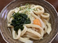お昼はあちこちにのぼりが立ってて気になった「吉田うどん」のお店を探して、いただきます！