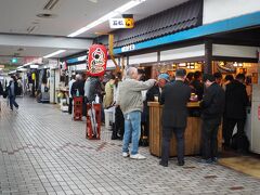 石松

こちらは客の年齢層が高い。
もっともこの店は、コロナであろうが桜の時期であろうがいつもこんな調子だ。