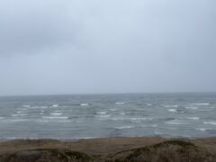 進行方向右手に雪雲の下の陸奥湾を見ながら、いつのまにか座席でうとうと…