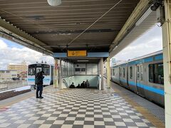 途中の本八戸駅で下車しました。

列車の行き違いが可能な高架駅です。