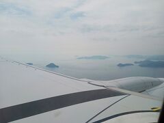 松山空港着陸前に見た、瀬戸内海の島。