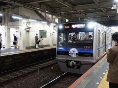 　羽田空港駅でもお馴染み、「印旛日本医大行き」の北総電車に乗って、まずは東松戸へ向かいます。7.5kmの距離を全力疾走、わずか10分で到着です。
　運賃は379円で、JRのほぼ倍。さすが高い運賃で有名な北総だと感心しましたが、昨年（2022年）10月までは449円だったというから、これでも大幅プライスダウンの結果です。
