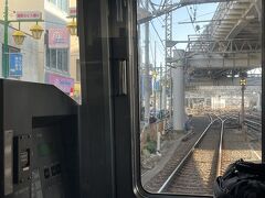 京成高砂駅を発車。

上の高架は、京成金町線。金町線だけ高架&改札も分離したホームを使用します。

金町線は、京成高砂と金町を結び、途中駅には柴又帝釈天最寄駅の柴又駅があります。