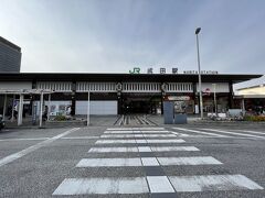 新勝寺を参拝し、周辺をぶらぶらして成田駅に戻ってきました。

京成の成田駅とJRの成田駅は道路を挟んだ反対に位置し、乗り換えも可能です。