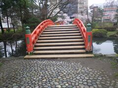 「富山城址公園」の北側の出入り口に「景雲橋」が架かっていました。