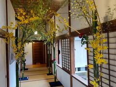 旧伊藤博文金沢別邸内が豪華な生花で飾り付けられた。