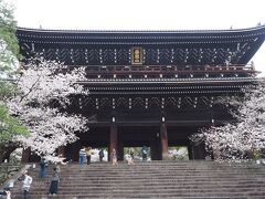 知恩院です。ここからは外国人観光客も多め。
知恩院の山門の両脇に満開の桜がありました。