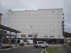 駅反対口に行き、ホテルに預けていた荷物をピックアップ。
一泊だけの代打でしたが、駅前だし部屋や設備も悪くなかったです。