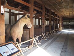 いきなりリアルな馬の姿が現れ、ちょっとビビる馬屋。
建物は重要文化財に指定されている代物だそうです。