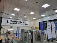 ソウル駅のAREX直通列車乗り場の階にあるチェックインカウンターに向かいます。
AREXの直通列車利用者のみチェックインできるので、
先に列車チケットを購入して、こちらの改札でかざす必要があります。
