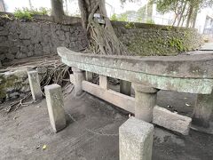 そのまま「黒神神社」の「黒神埋没鳥居」へ。
以前来たときは衝撃でした。