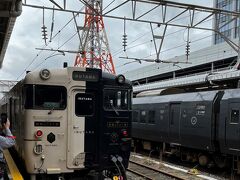 空港アクセスバスに乗って鹿児島中央駅に到着。

午前9:56発　指宿のたまて箱　1号　に乗って、一路　指宿を目指します。

ローカル線の車窓を、席の心配せずにゆっくり愉しめる列車は本当に好きですわ。






