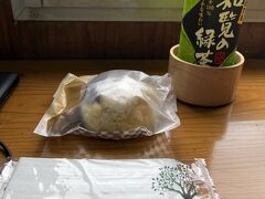 るんるん気分になって、思わず車内販売で買ってしまった限定チョコパン。

いや、チョコメロンパンですな。

とっても美味でした♪