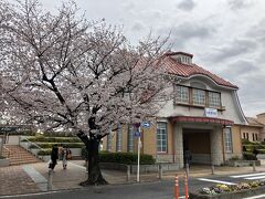 旧駅舎横に咲く
いいね～
すぐに前々社ボスは
最近まで住んでいた
今は縁のない駅