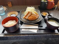 
どうしても黒豚食べて帰りたかったので、駅のとんかつ屋さんで黒豚とんかつを食べて帰りました。

とっても美味♪