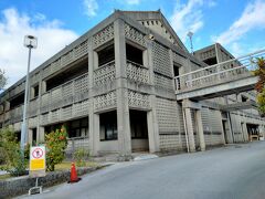 首里城の北側に隣接する沖縄県立芸術大学。
美術工芸学部と音楽学部の2つの学部のある沖縄の芸大です。