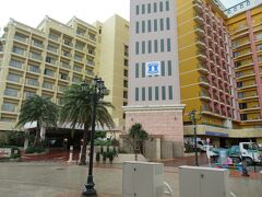 ベッセルホテルカンパーナ沖縄
左側が本館で右側が別館です。
別館1階にはローソンがあります。