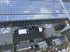 混雑している京都駅から脱出します。