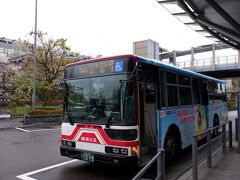 　京都、米原と乗り継ぎ、岐阜駅へ。そしてまたまたやらかしました。電車でずっと爆睡していて、おそらく京都駅での乗り換えの際に手に持っていたはずの折りたたみ傘、車内に置き忘れました。UNIQLO製のダークグリーン、少しだけ高くて（とはいっても1500円くらいですが）。米原着く寸前に気づきました。何度もJR西日本の忘れ物問い合わせでチャットで問合せしたのですが、今の所見つかっていません。諦め気分です。誰か持ってっちゃったのでしょうか。私はそういうの嫌いなので、落し物があったらほぼ100%届けるんですけど、、、世の中残念ながらそういう人ばかりではないのですね。。。爆睡していた自分が悪いと言えばそれまでですが、朝から悲しい気分です。同じものを買おうと思っても同じ色が品切れ。。。結構雨が降っていて傘なしでは厳しいと思い、岐阜駅で急遽折りたたみ傘を購入。700円くらいですが、、、金額のわりにしょぼい。。。