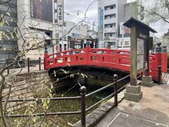 こちらは、はりまや橋。
江戸時代に、川を挟んで商売を行っていた「播磨屋」と「櫃屋」が両者の往来のため私設の橋を架けたことが由来といわれているそうです。現在はそれが再現され、周囲も気持ちの良い散歩道になっています。
