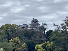 さて、路面電車を数分も乗ると、高知城前に着きます。
歩いて行くと、城が見えてきます。
思ったよりも高いところにあるんですね。

高知城は、日本国内に残る木造の12古天守の一つとのことです。鉄筋コンクリートの復元天守に少し飽きてきたところなので、これは楽しみです。