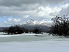 駒ヶ岳がキレイに見えています。
手前は沼で凍っていて、何かの動物の足跡が…