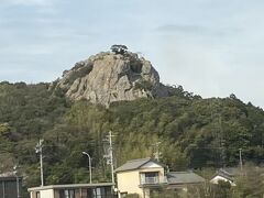 二川駅の近くにいつも気になる岩。初めて調べましたら岩屋山と言うそうです。観音堂と展望台もあるそうです。