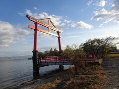 その後、琵琶湖湖畔の坂本城址公園に移動し、七本柳鳥居と明智光秀公像を見て、道の駅びわ湖大橋米プラザへ