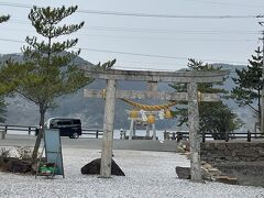 昼食後は和多都美神社へ。海に向かって鳥居が幾つもあります。