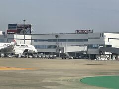 朝7時半の福岡行きの飛行機に乗り、9時過ぎに福岡空港へ到着。福岡空港は混み合っていて降りるのに少し時間がかかりました。
