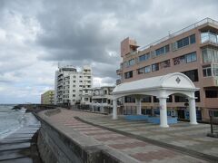 海岸沿いは長くて、東屋もあります。