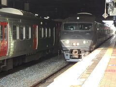 【２４日目】ＢＧＭ＝浪漫鉄道（JR九州社歌）
【１７６本目】小倉～宮崎　にちりんシーガイア５号　７８７系

前日に指定を取ろうとしても土曜日のせいか満席。
しかし、指定席２両半、自由席３両で難なく窓側に座れました。

佐伯に泊まれれば早朝６：１８の７８７系普通列車ですが、これは１８きっぷ系の時に狙えば良いでしょう。