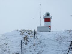 宗谷岬灯台は岬近くの高台にあります。