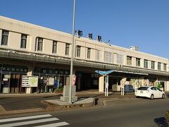 都城駅舎。
主要駅にしては古いままで、ミトー化（水戸岡デザインに改築）されていません。