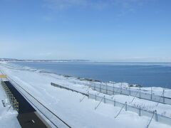 北浜駅の展望台から見た線路と海