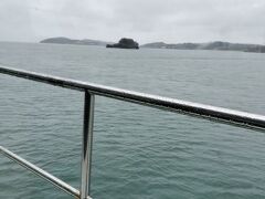 松島海岸を少し観光した後は、松島島巡り観光船へ乗車。

ここで少し注意点が。

私たちは観光船の出発時刻10分前に乗船場に着きましたが、すでに長い行列が！
船の座席確保の観点から、皆様早くから並んでいらっしゃったのです。

私たちが乗船する頃には、1Fの眺めの良い席は埋まっており…。
なので、船の売り場で一人600円を支払い、グリーン席に向かいました。
グリーン席は空いていて、ホッ。
席から、景色を眺めます。

もう1点。
進行方向右手の席の方が、景色は見やすいと思いました。